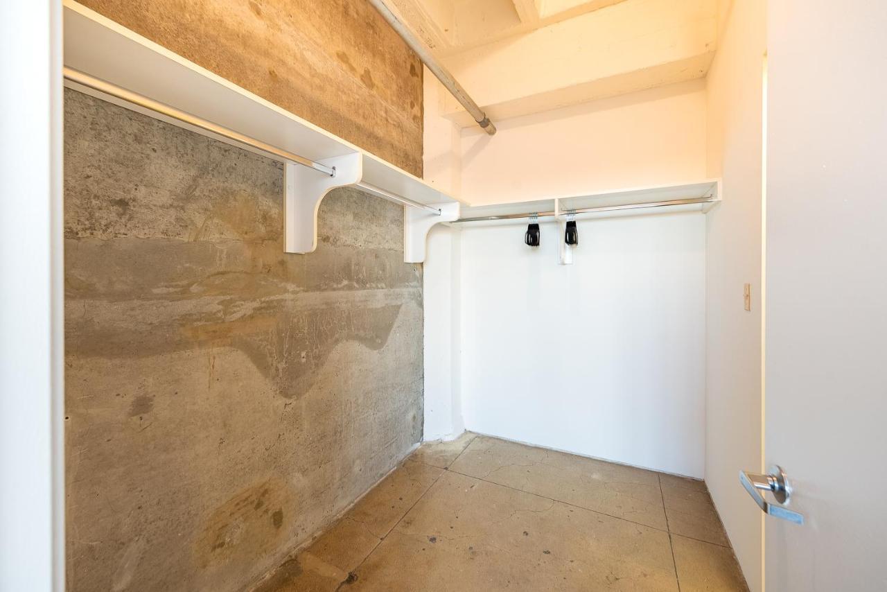 Stunning Downtown La 2 Bedroom/ 2 Bathroom Loft With Private Balcony. Apartment