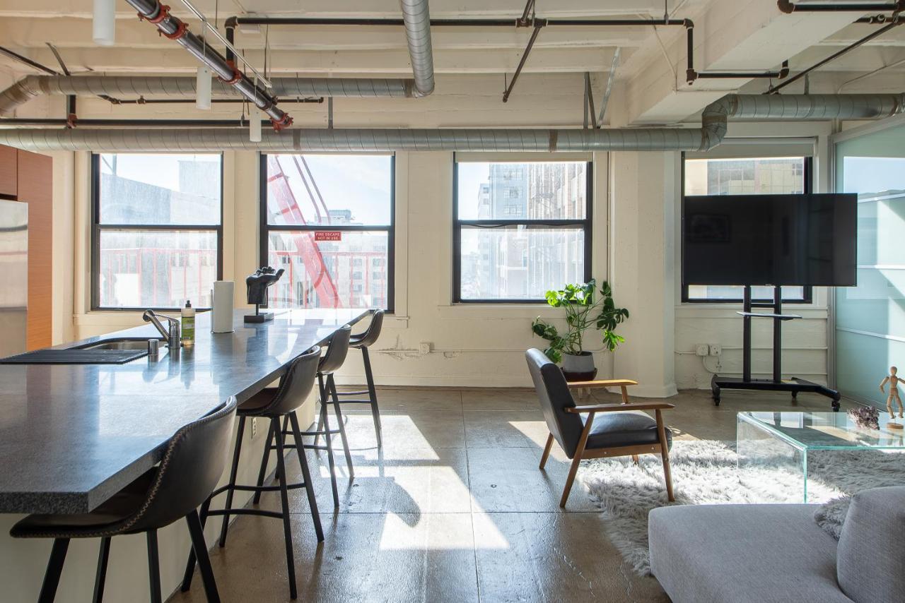 Stunning Downtown La 2 Bedroom/ 2 Bathroom Loft With Private Balcony. Apartment *