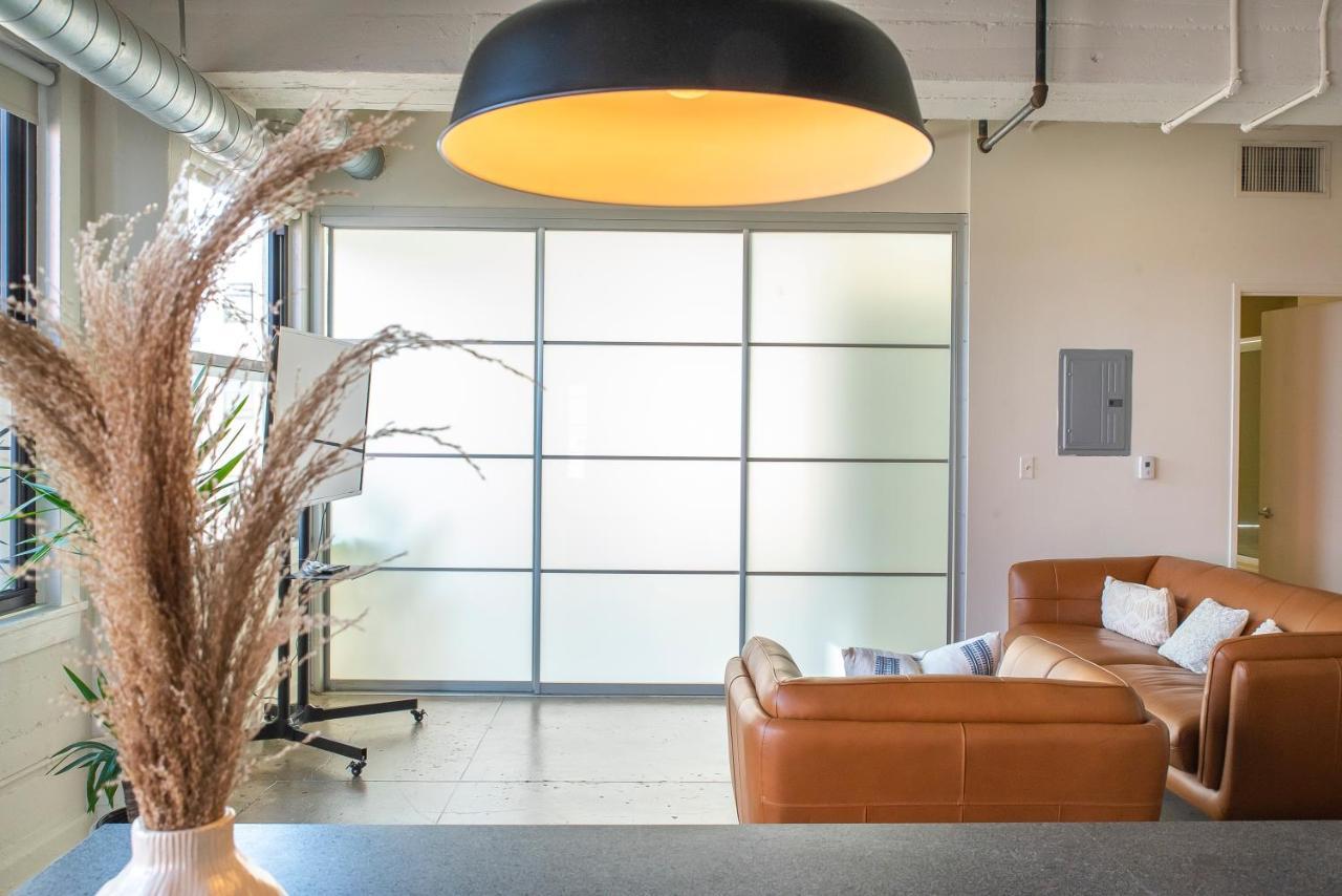 Stunning Downtown La 2 Bedroom/ 2 Bathroom Loft With Private Balcony. *