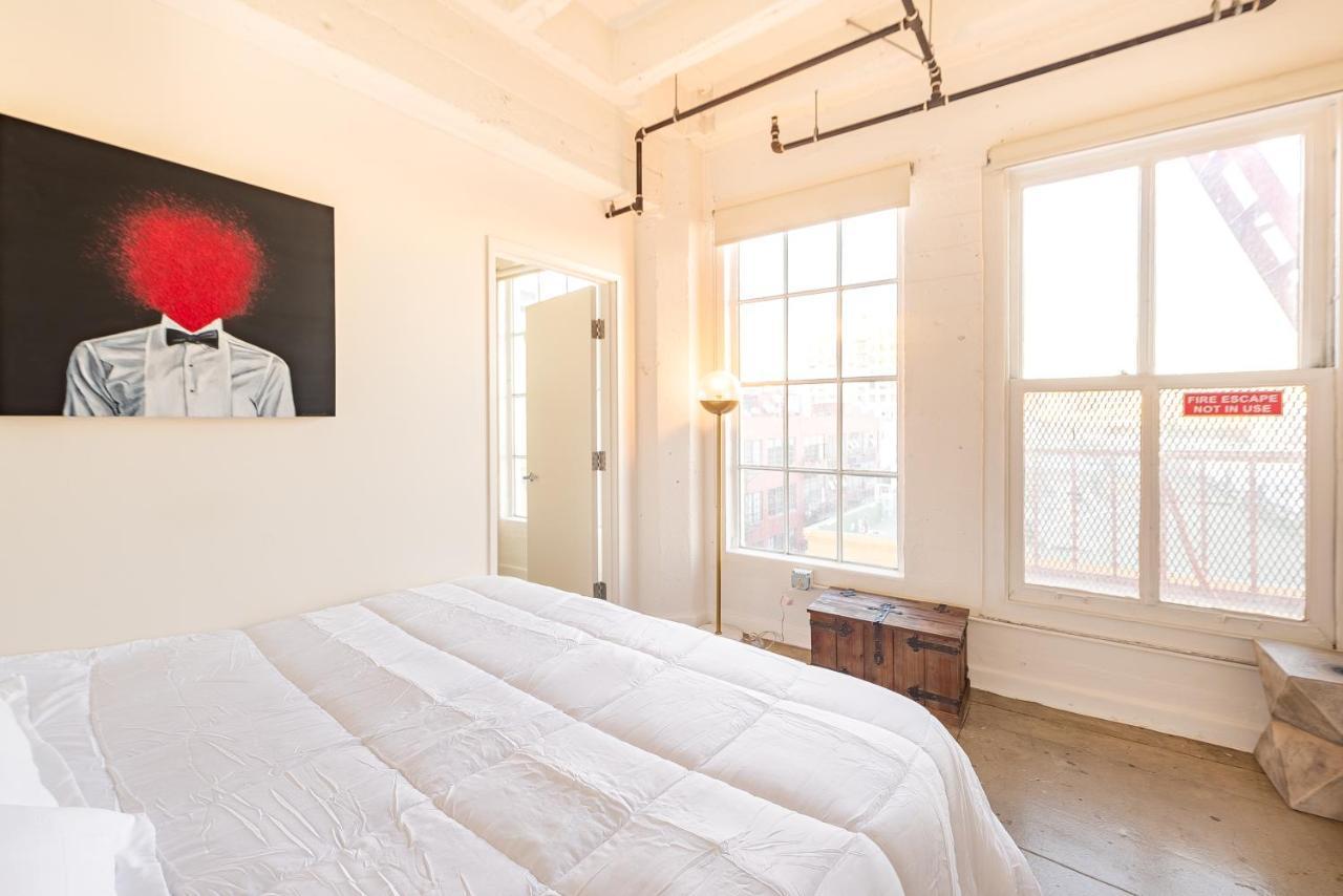 Stunning Downtown La 2 Bedroom/ 2 Bathroom Loft With Private Balcony. Apartment