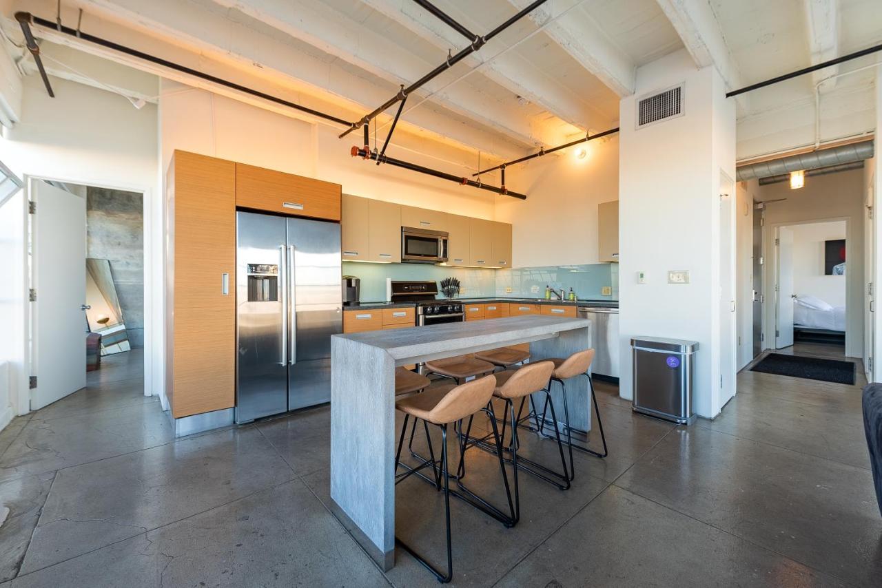 Stunning Downtown La 2 Bedroom/ 2 Bathroom Loft With Private Balcony. Apartment *