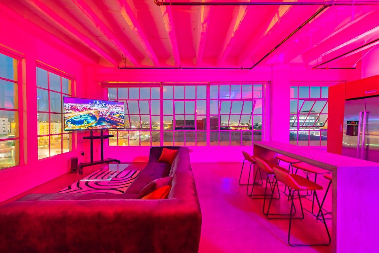 Stunning Downtown La 2 Bedroom/ 2 Bathroom Loft With Private Balcony. Apartment