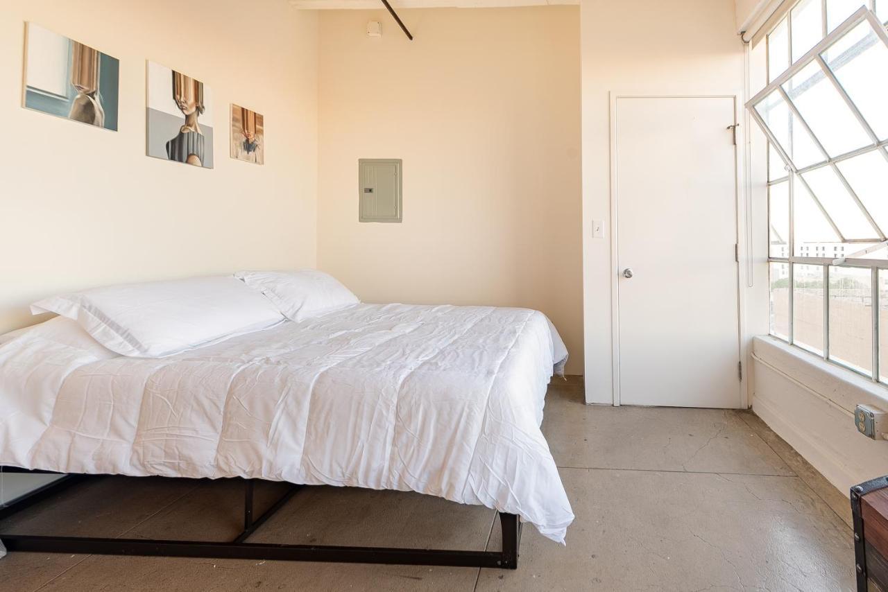 Stunning Downtown La 2 Bedroom/ 2 Bathroom Loft With Private Balcony.