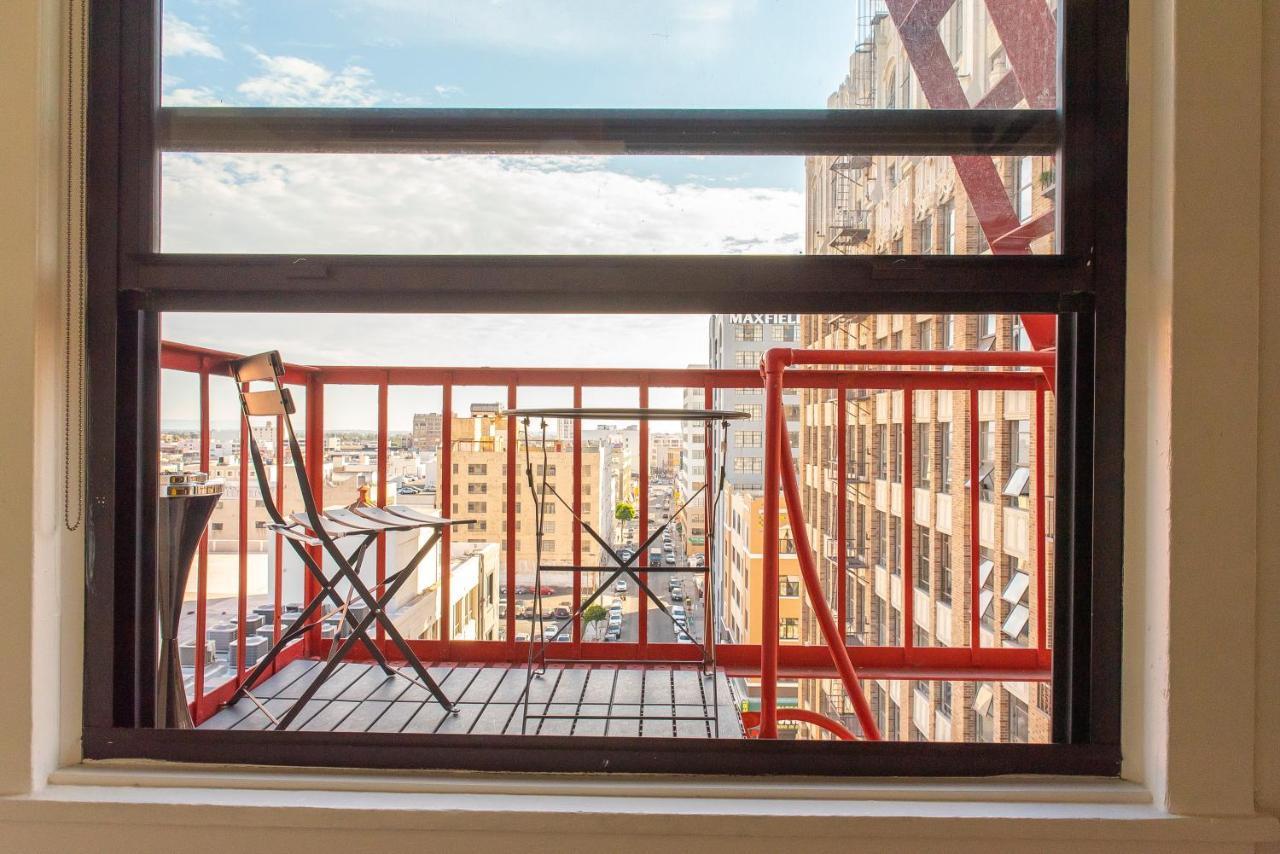 Stunning Downtown La 2 Bedroom/ 2 Bathroom Loft With Private Balcony. Apartment