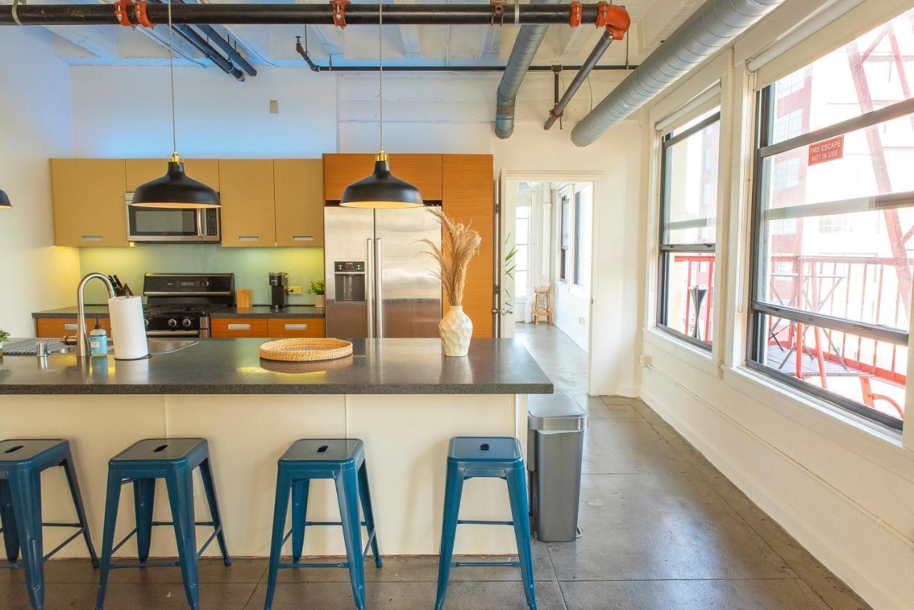 Stunning Downtown La 2 Bedroom/ 2 Bathroom Loft With Private Balcony. Apartment *