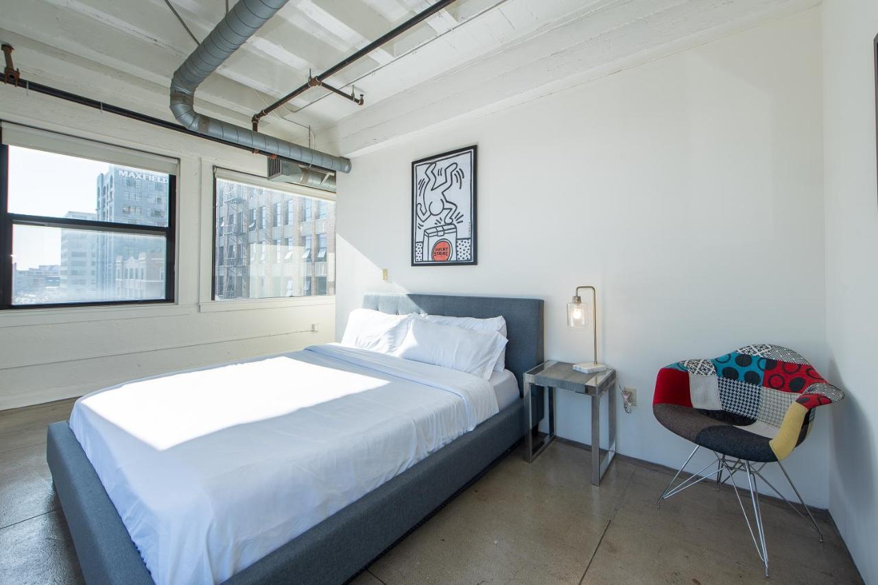Stunning Downtown La 2 Bedroom/ 2 Bathroom Loft With Private Balcony. Apartment