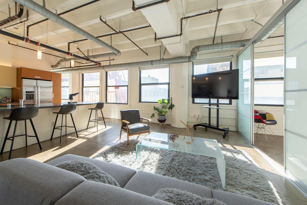 Stunning Downtown La 2 Bedroom/ 2 Bathroom Loft With Private Balcony. Apartment