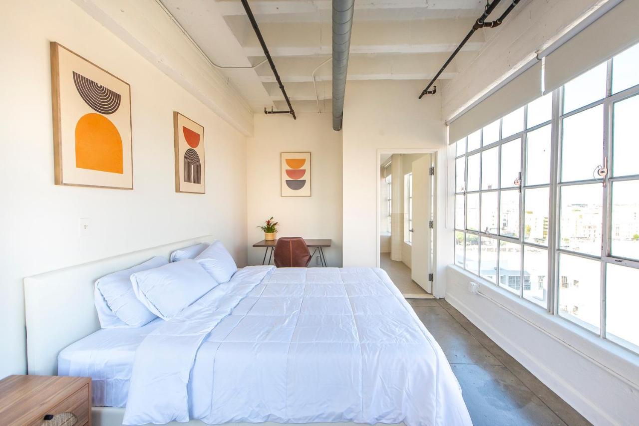 Apartment Stunning Downtown La 2 Bedroom/ 2 Bathroom Loft With Private Balcony.