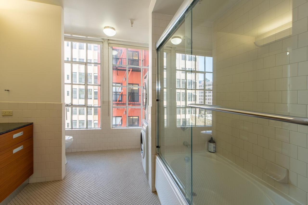Stunning Downtown La 2 Bedroom/ 2 Bathroom Loft With Private Balcony.