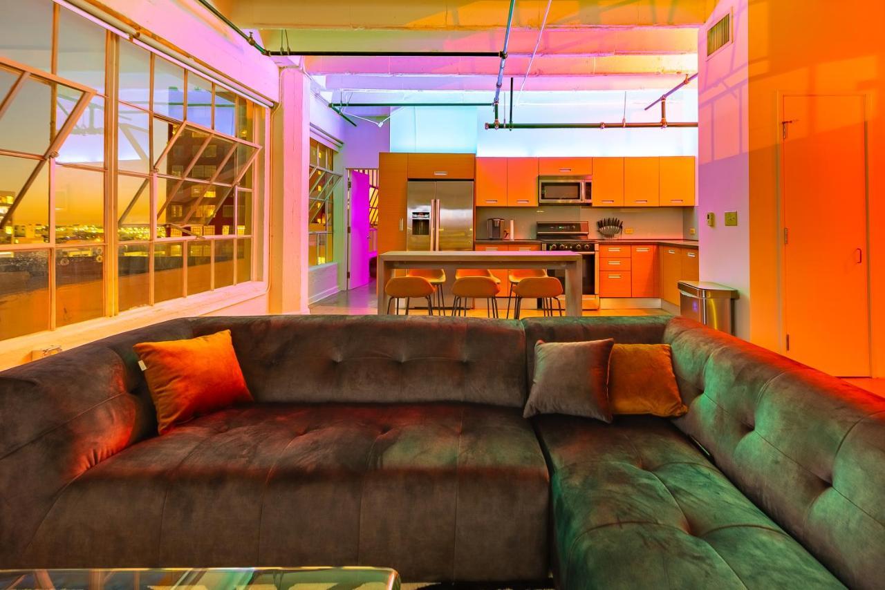 Stunning Downtown La 2 Bedroom/ 2 Bathroom Loft With Private Balcony. *