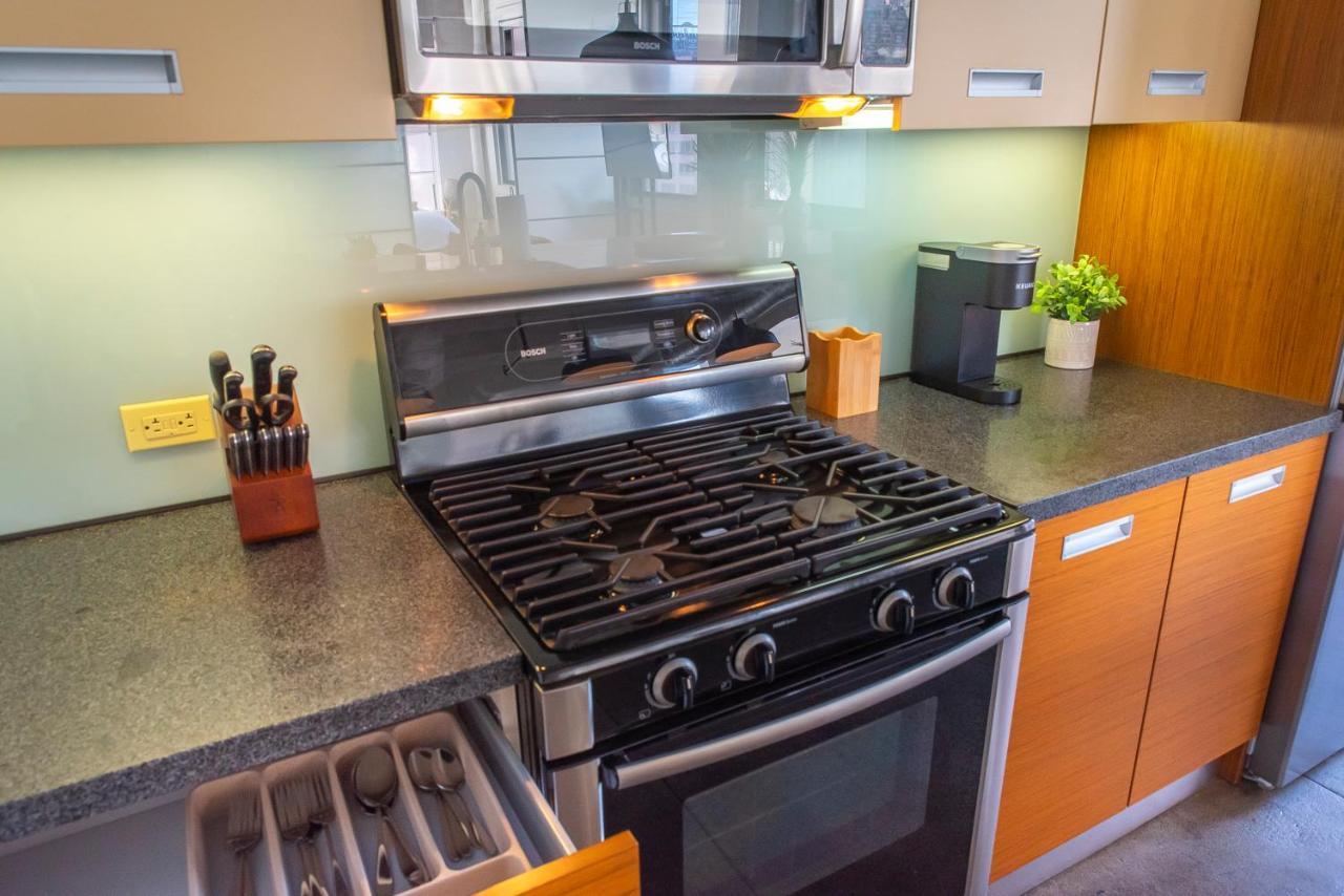 Stunning Downtown La 2 Bedroom/ 2 Bathroom Loft With Private Balcony. Apartment