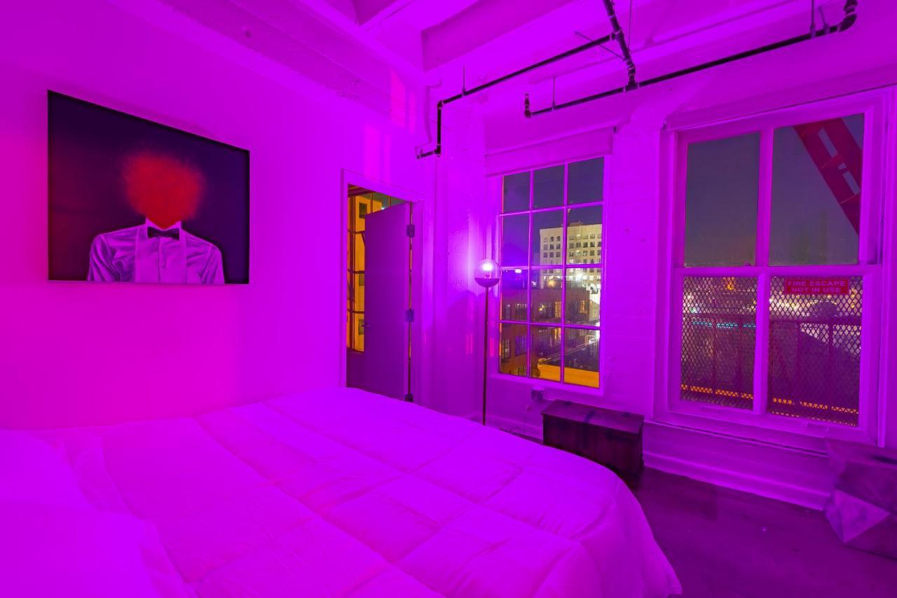 Stunning Downtown La 2 Bedroom/ 2 Bathroom Loft With Private Balcony. Apartment