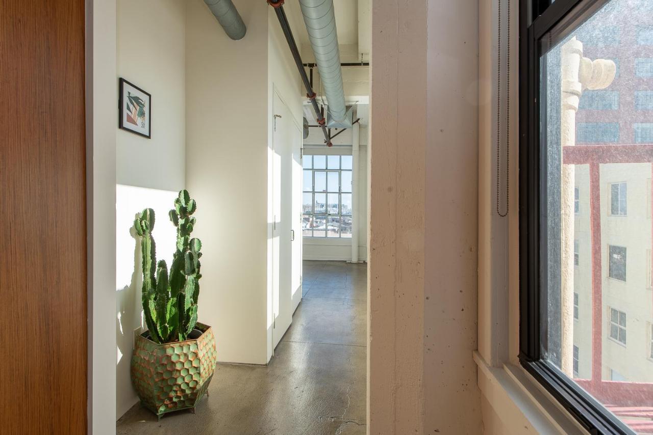 Stunning Downtown La 2 Bedroom/ 2 Bathroom Loft With Private Balcony. *
