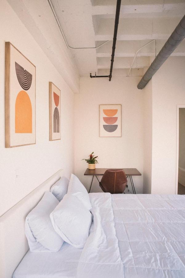 Stunning Downtown La 2 Bedroom/ 2 Bathroom Loft With Private Balcony. Apartment