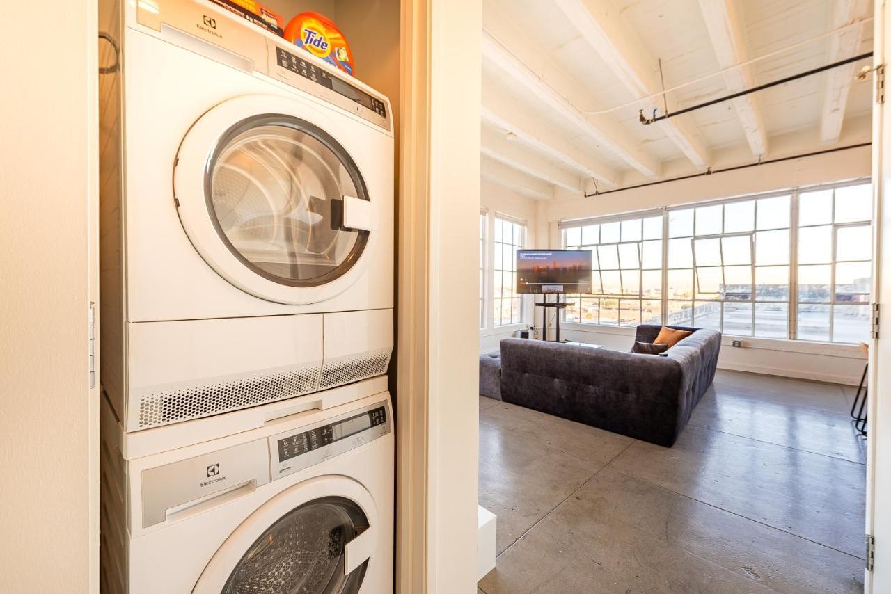 Apartment Stunning Downtown La 2 Bedroom/ 2 Bathroom Loft With Private Balcony.