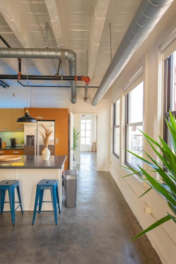 Apartment Stunning Downtown La 2 Bedroom/ 2 Bathroom Loft With Private Balcony.