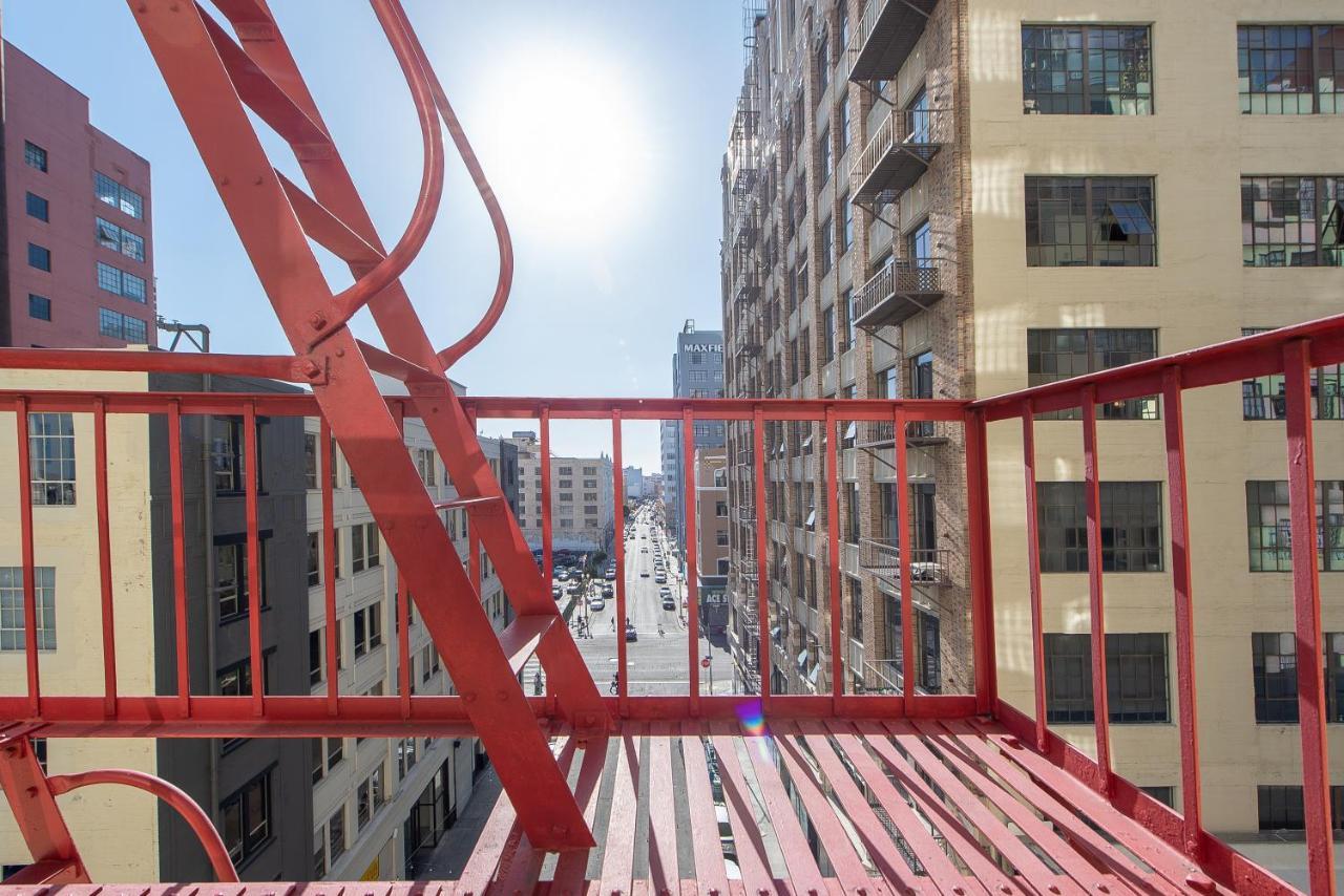 Stunning Downtown La 2 Bedroom/ 2 Bathroom Loft With Private Balcony. *