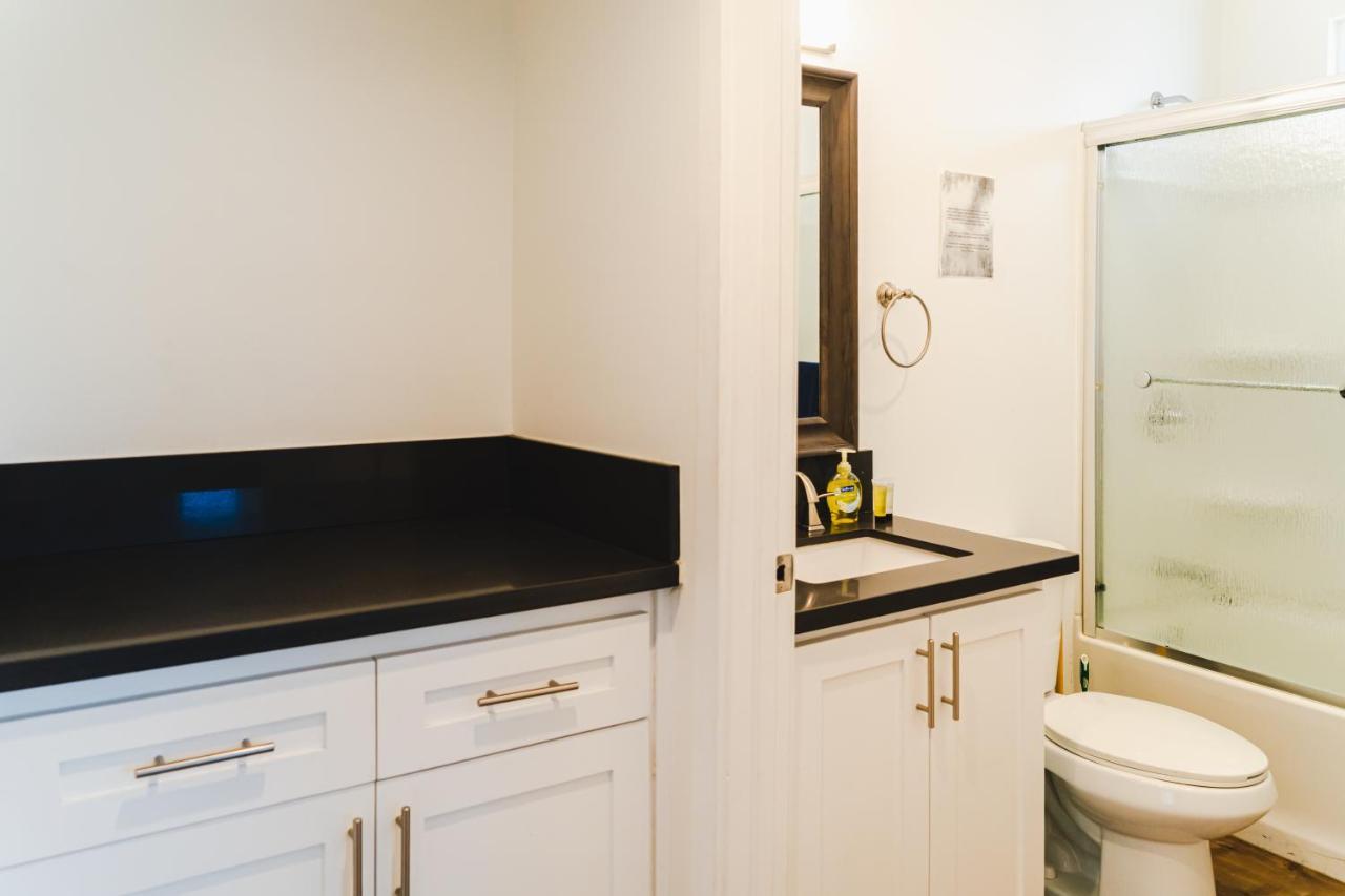 Modern Remodeled 1-bedroom Close To Hollywood Walk Of Fame With Parking Apartment