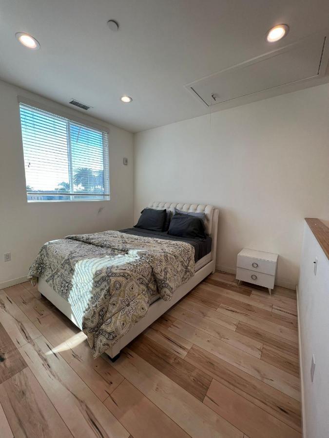 Modern One-bed Loft In Hollywood Sign View & Free Parking Apartment