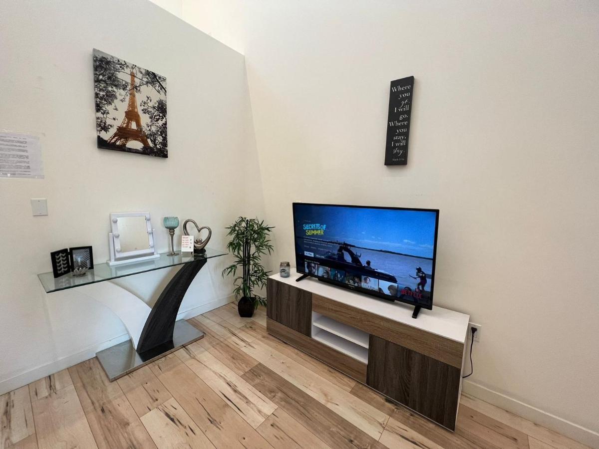 Modern One-bed Loft In Hollywood Sign View & Free Parking Apartment
