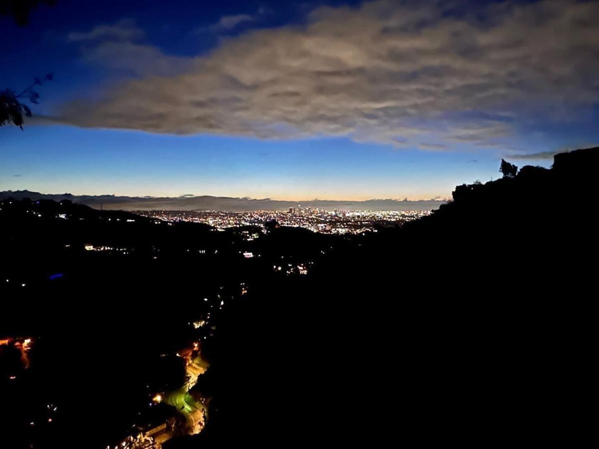 Hollywood Hills Jetliner Views At 1080 Hollywood