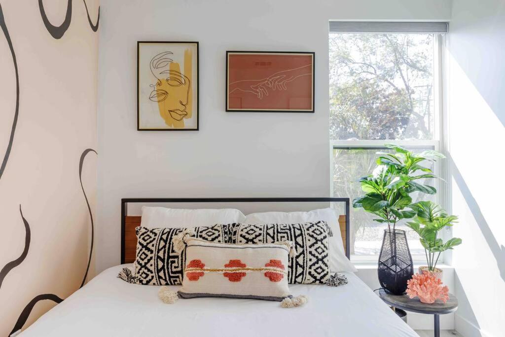 Hollywood Art House With Bright Sunlight