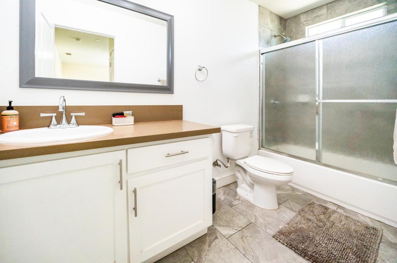 Spacious 5 Bedroom 3 Bath Modern By Downtown La With Parking