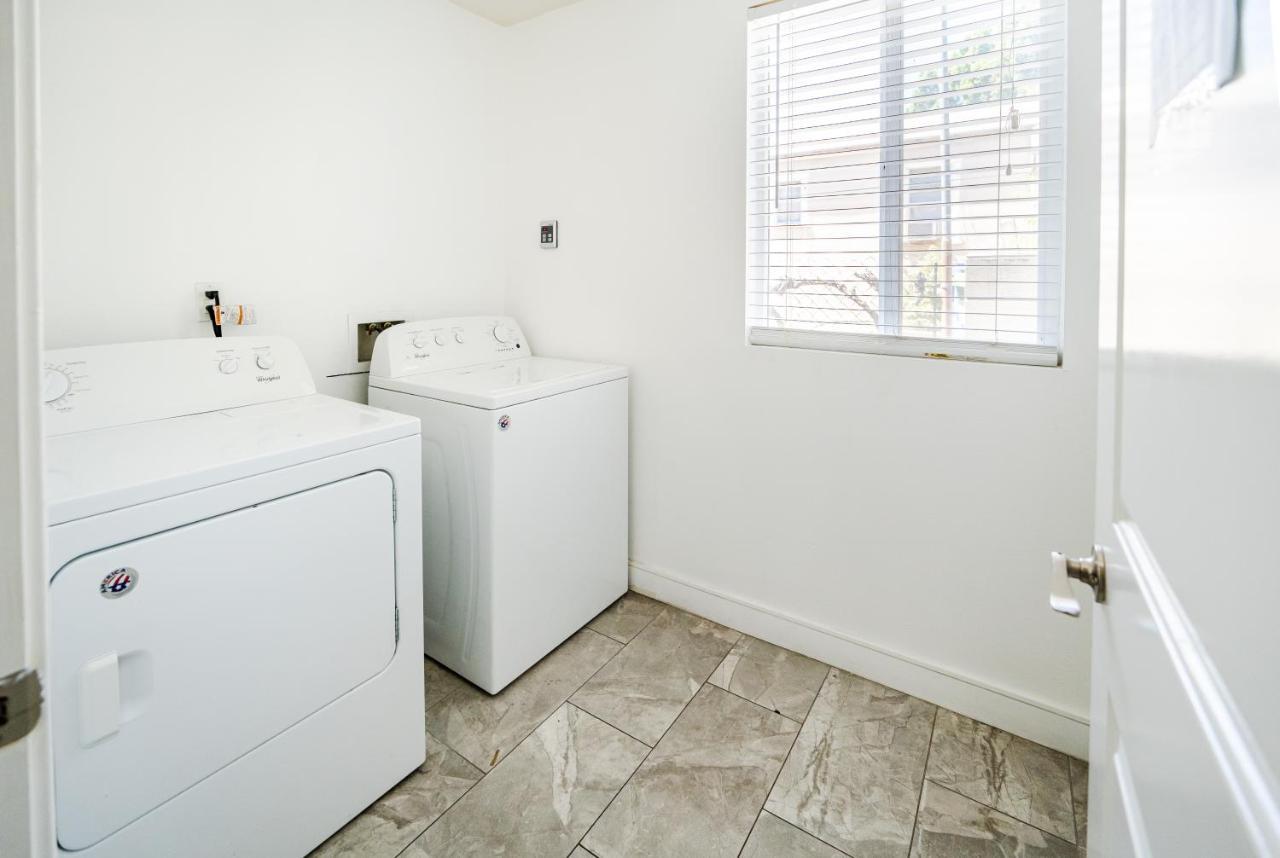 Spacious 5 Bedroom 3 Bath Modern By Downtown La With Parking Apartment