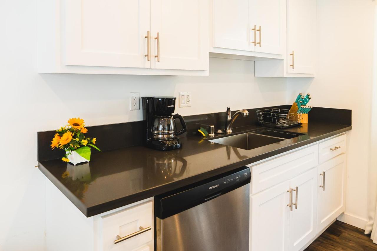 Apartment And Close To Downtown 1 Bedroom Sleeps 4 *