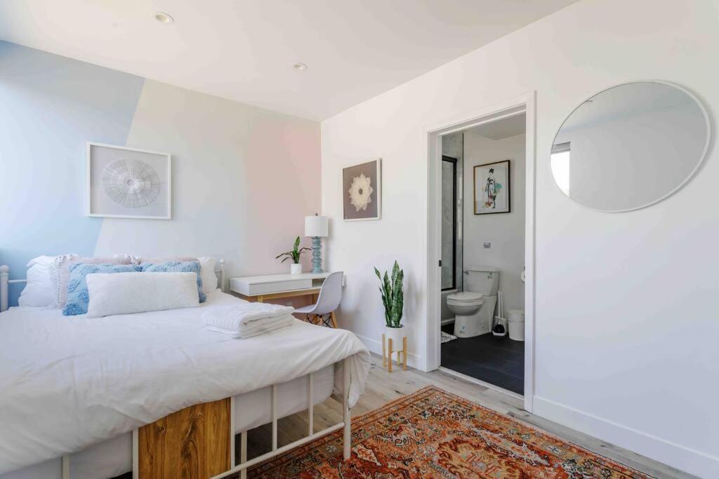 Hollywood Art House With Bright Sunlight Los Angeles