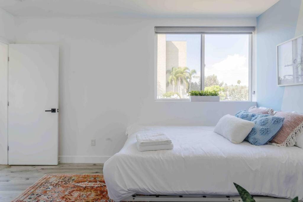Hollywood Art House With Bright Sunlight *