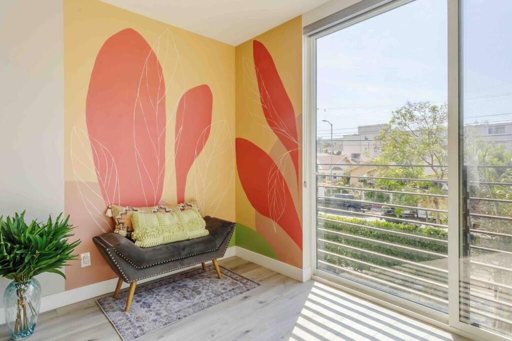 Hollywood Art House With Bright Sunlight Los Angeles