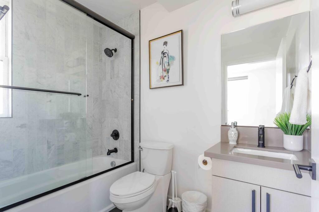 Hollywood Art House With Bright Sunlight