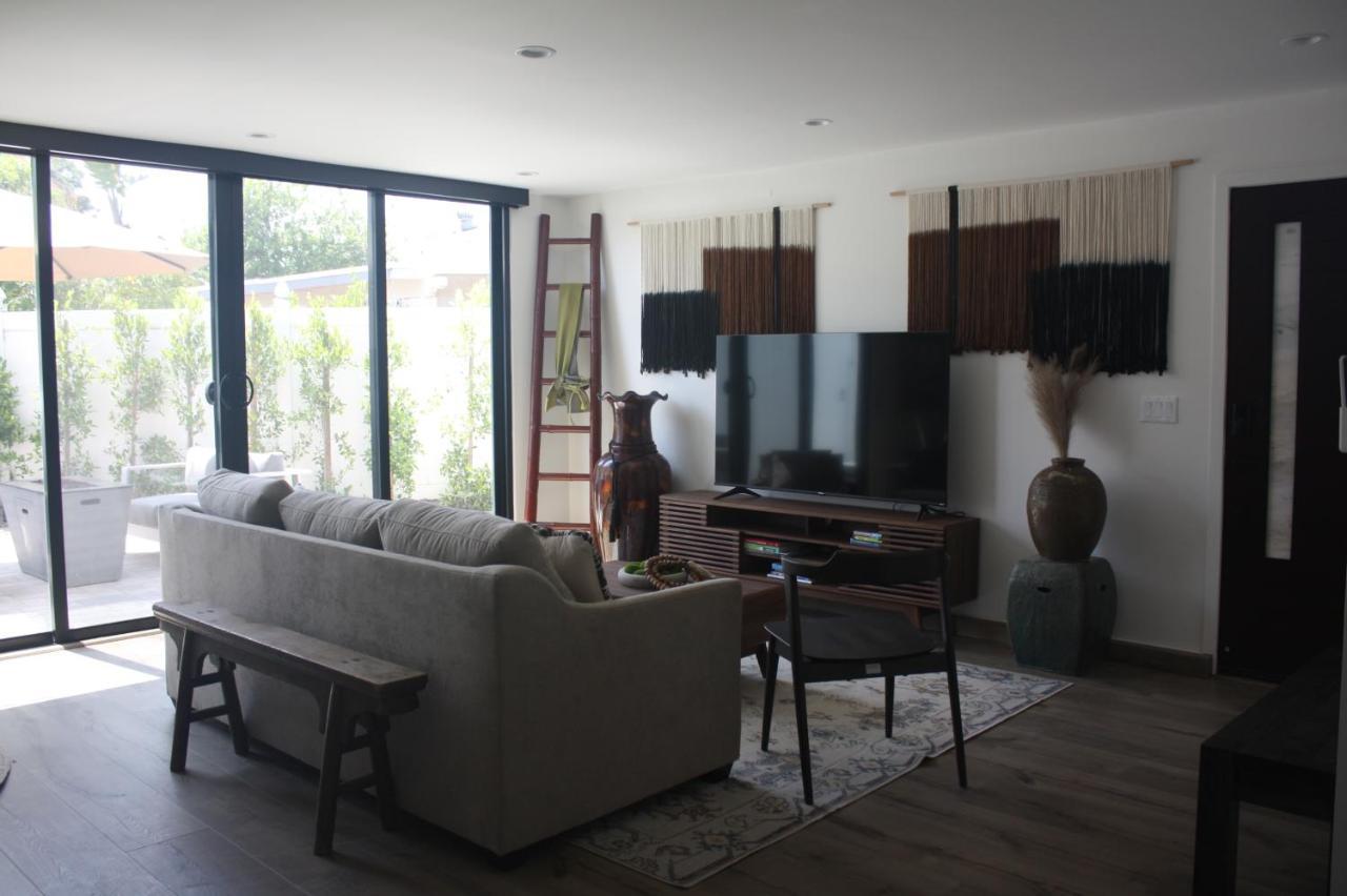 Great House In Middle Of La *