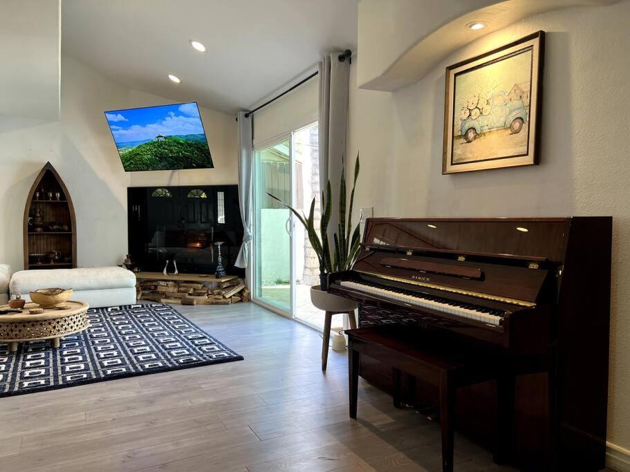 Stylish Mediterranean Villa, Pool, Jacuzzi, Hollywood & Malibu Bliss Villa *