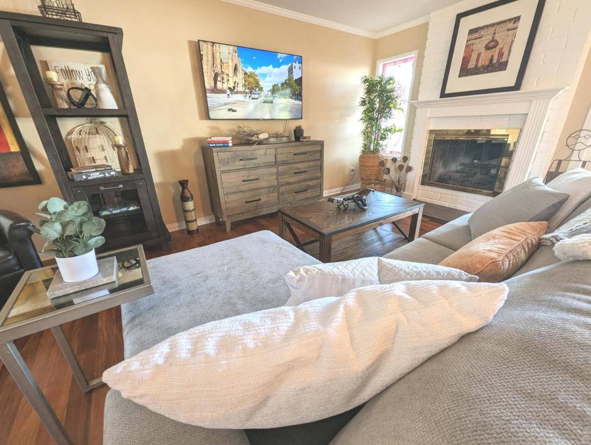 Holiday home 4 Bedroom Encino W/ Amazing Yard, Near Everything *
