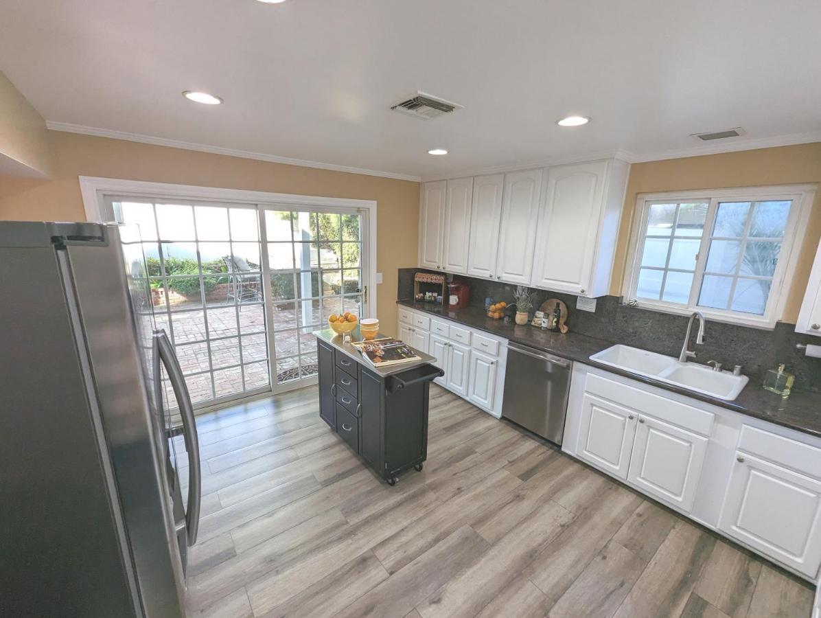 Holiday home 4 Bedroom Encino W/ Amazing Yard, Near Everything