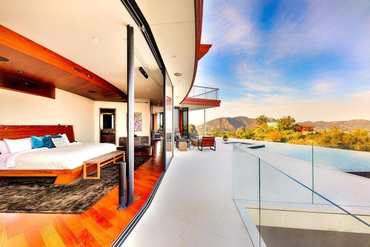 Modern With Unmatched Skyline Views *