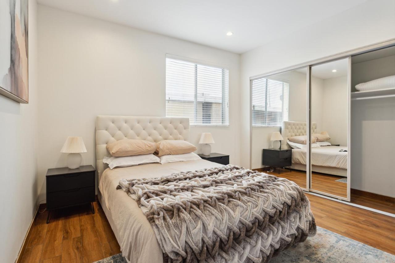 Blue Palm Hollywood Apartment