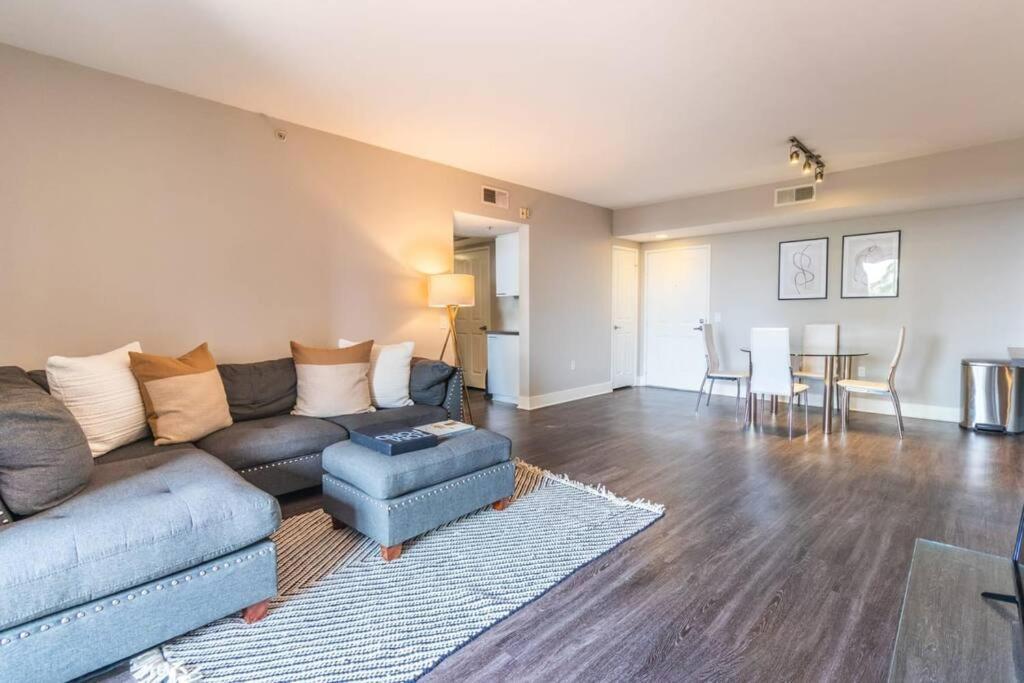 Sunny 2bdr In Sm Pool & Gym - 5 Min To The Beach!