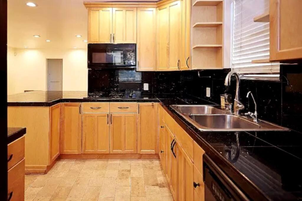 3 Bedroom + Near Venice + Redecorated + Backyard With Bbq *