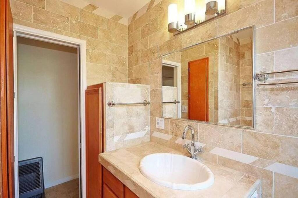 3 Bedroom + Near Venice + Redecorated + Backyard With Bbq *
