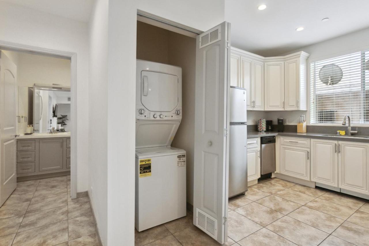 Blue Palm Hollywood Apartment