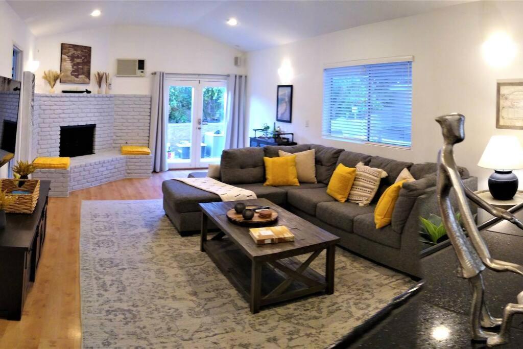 3 Bedroom + Near Venice + Redecorated + Backyard With Bbq Villa *