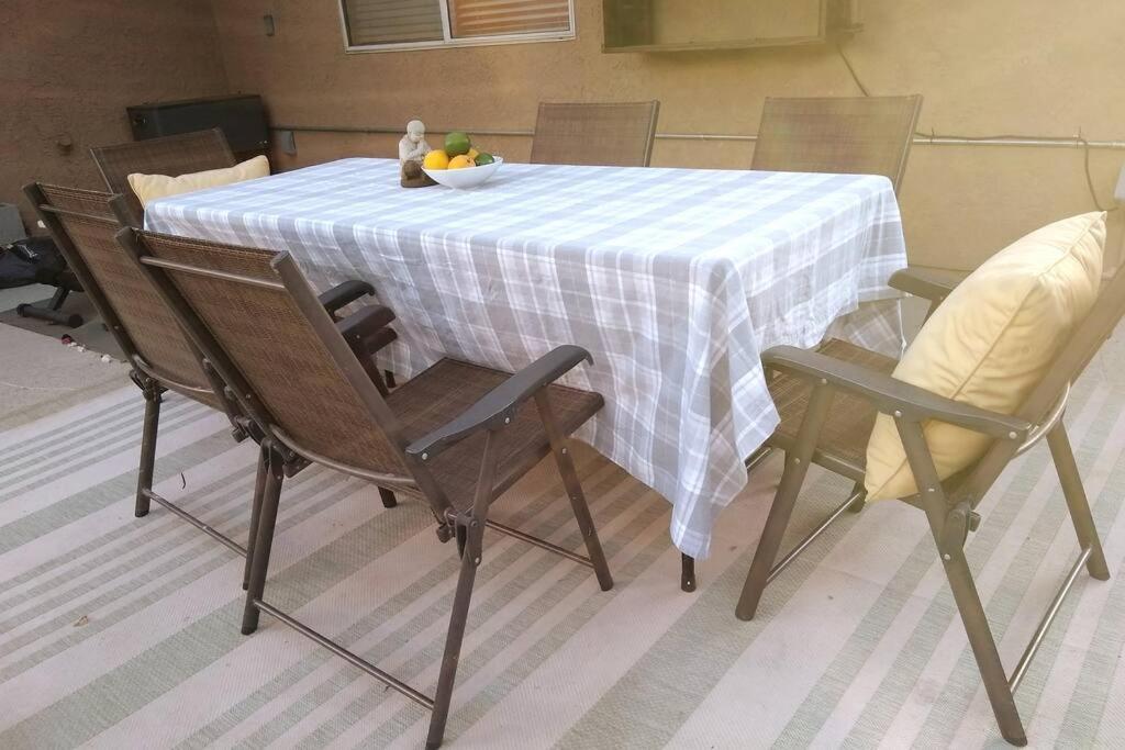 3 Bedroom + Near Venice + Redecorated + Backyard With Bbq * Los Angeles