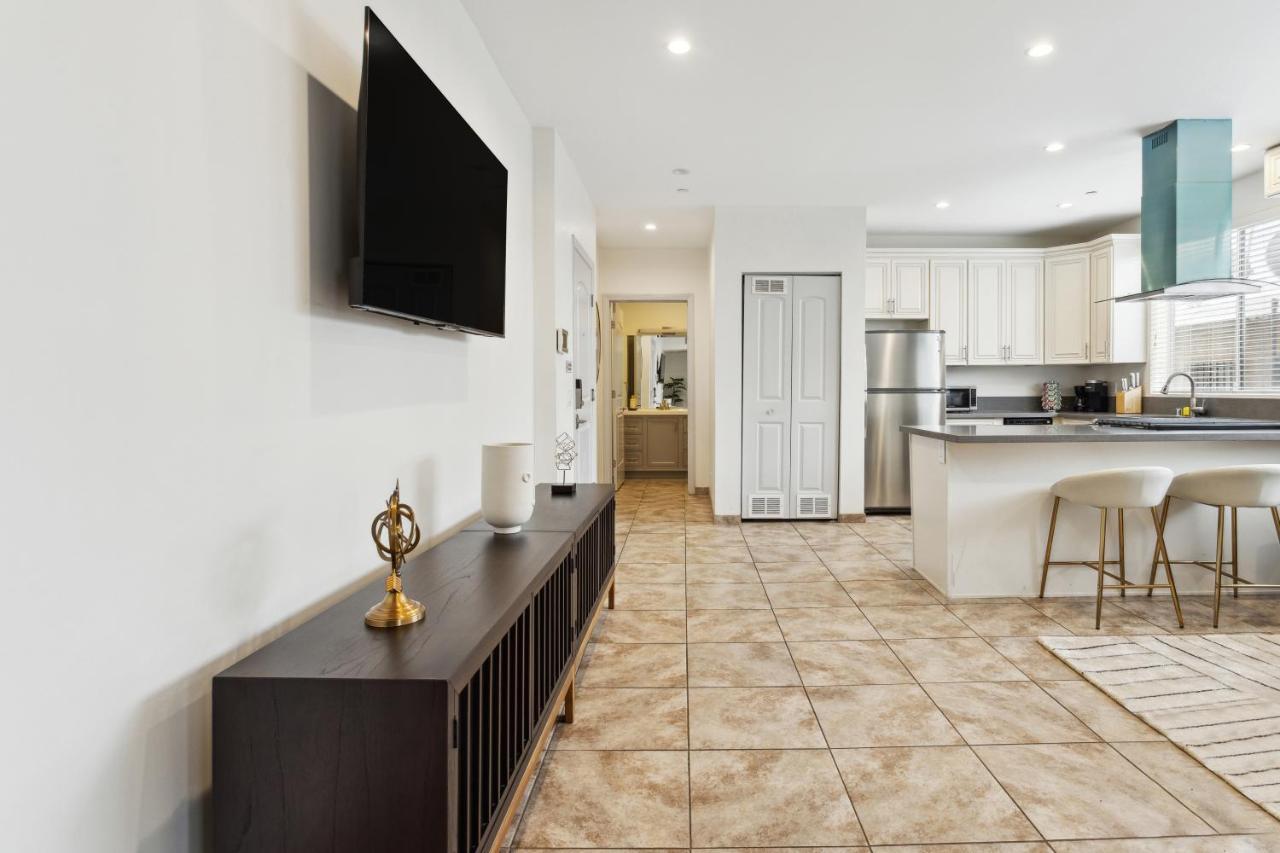 Blue Palm Hollywood Apartment *