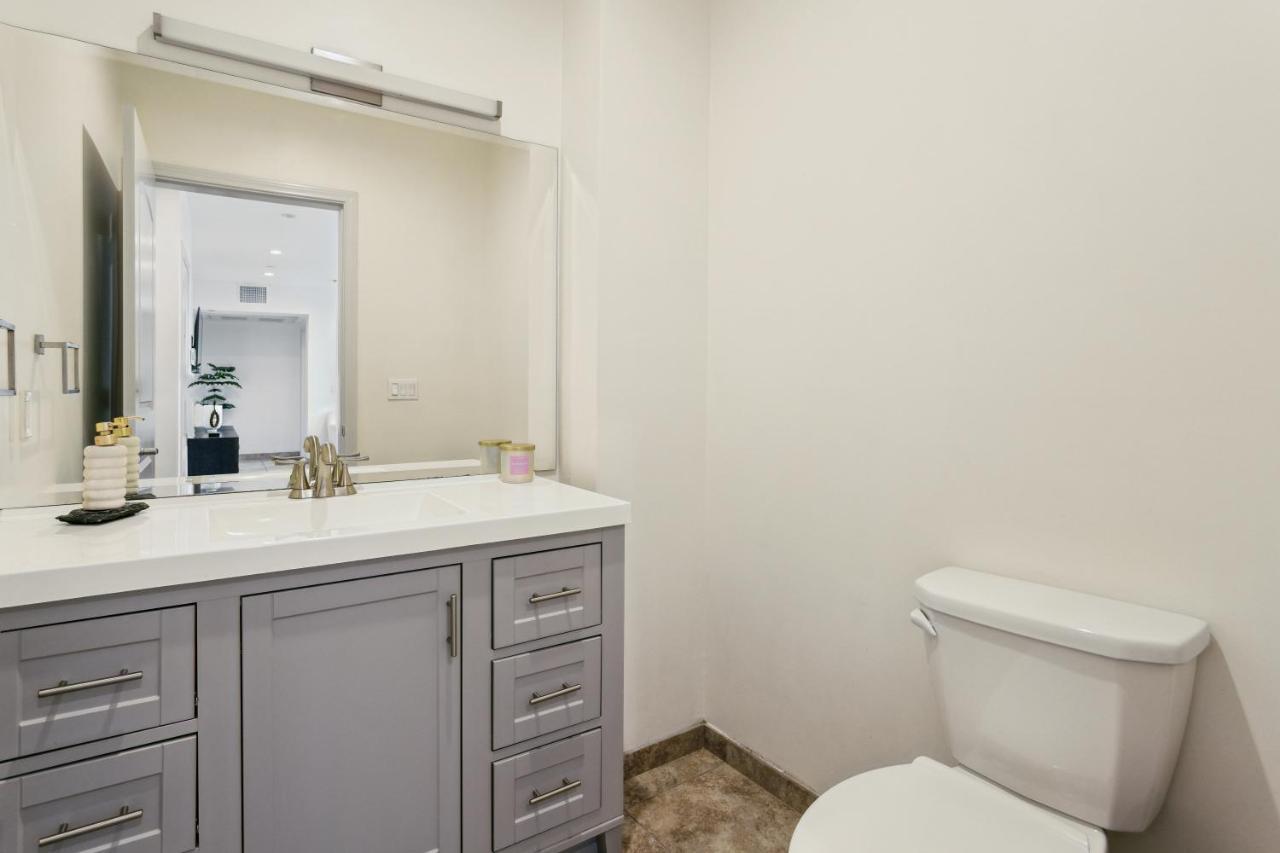 Blue Palm Hollywood Apartment Los Angeles