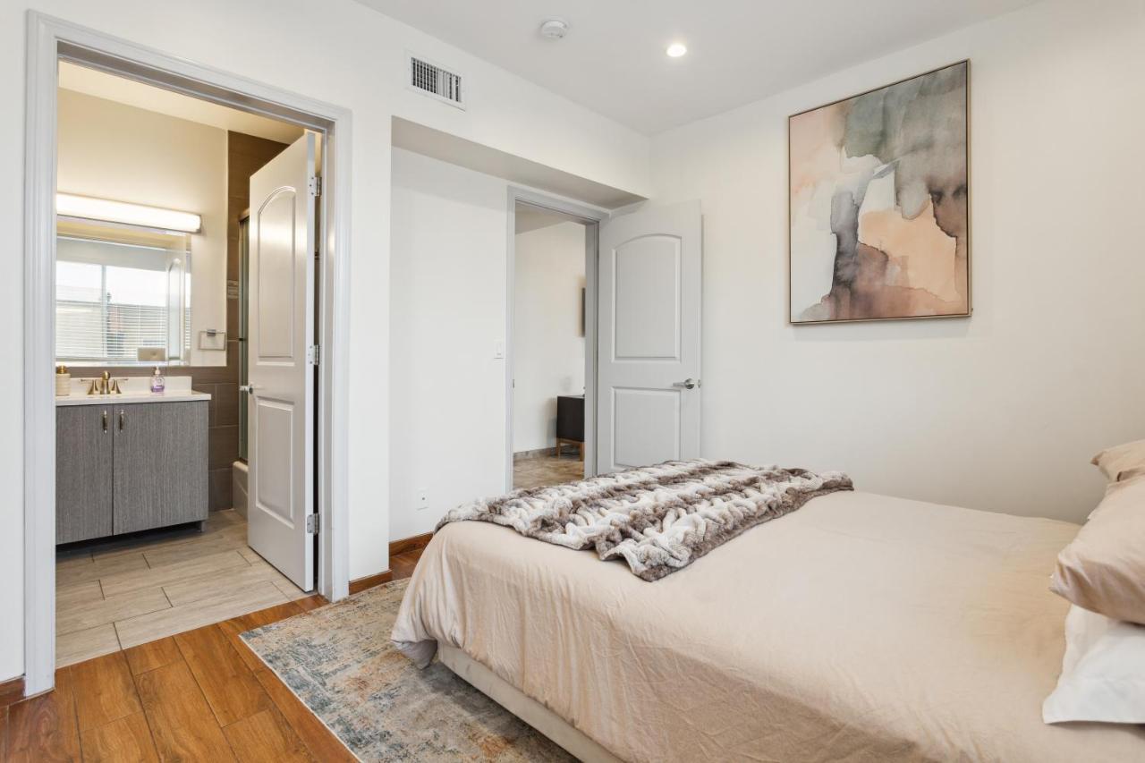 Blue Palm Hollywood Apartment