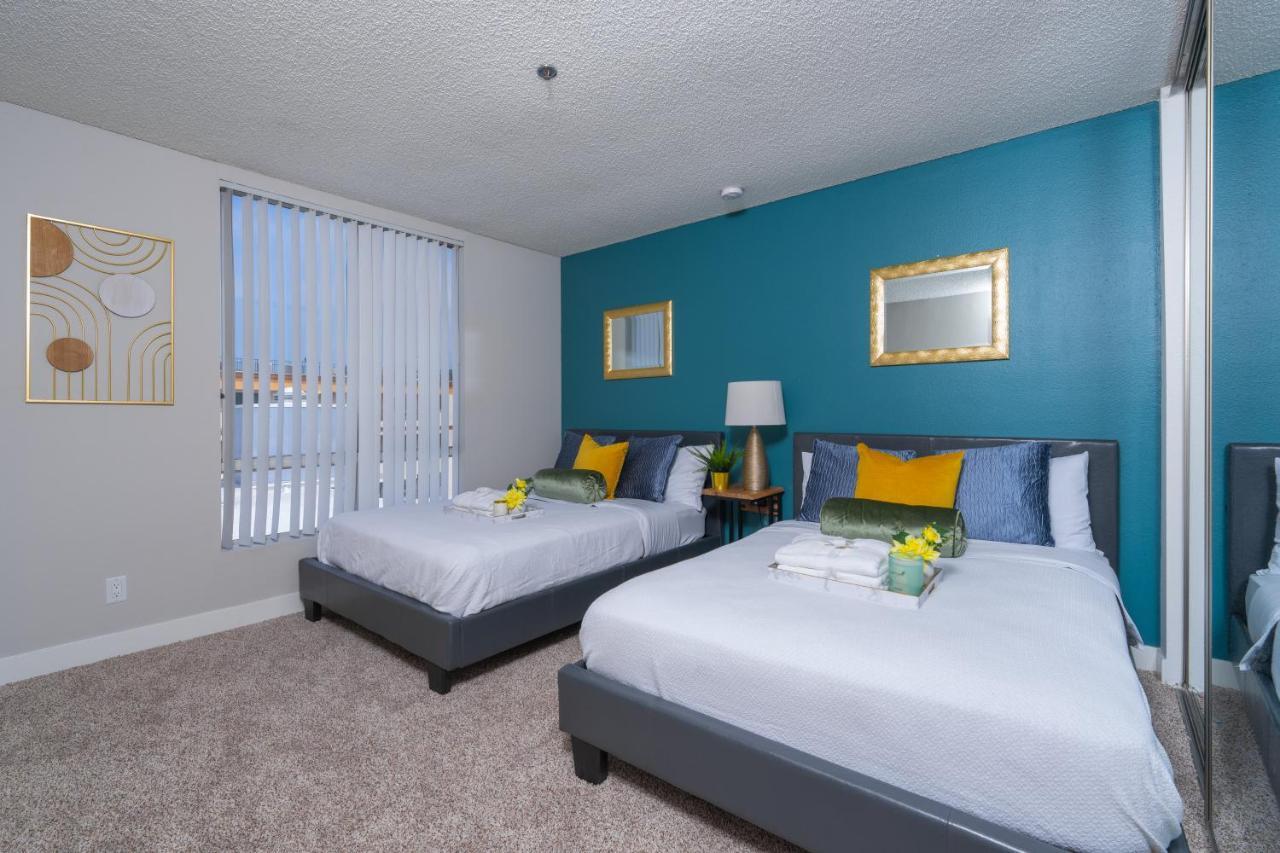 Universal 8 Min Drive Two Bedroom With Free Parking Apartment
