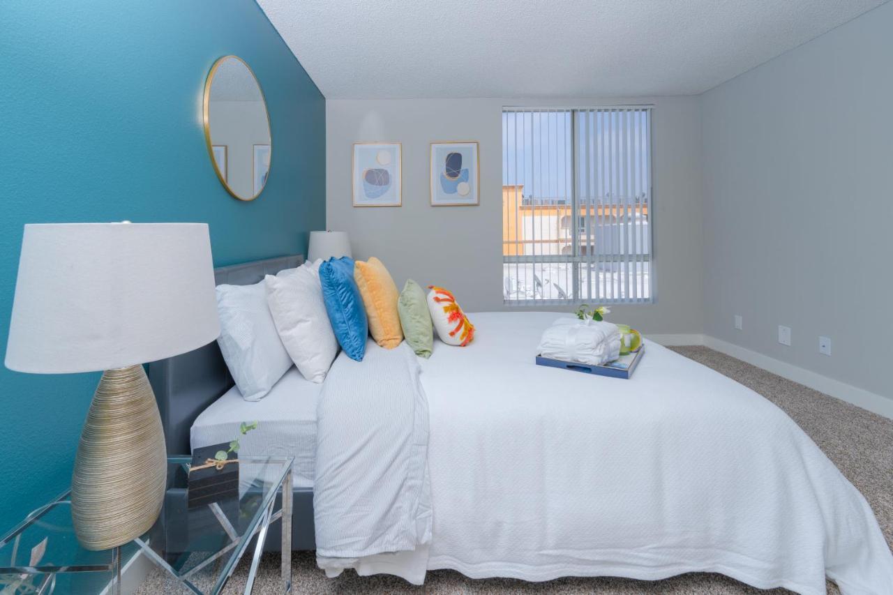 Universal 8 Min Drive Two Bedroom With Free Parking Apartment *